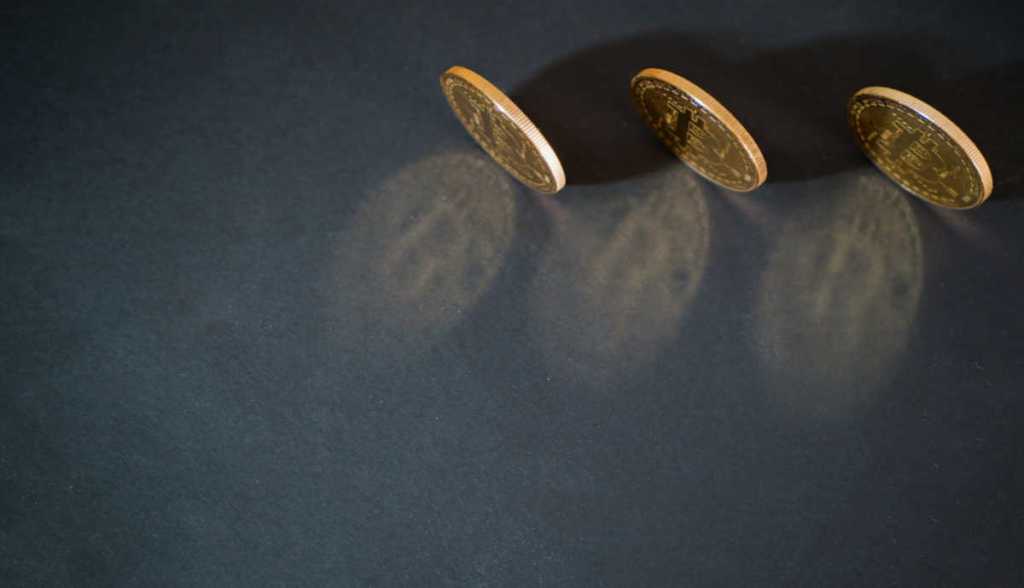 reflexo do bitcoin sob fundo preto