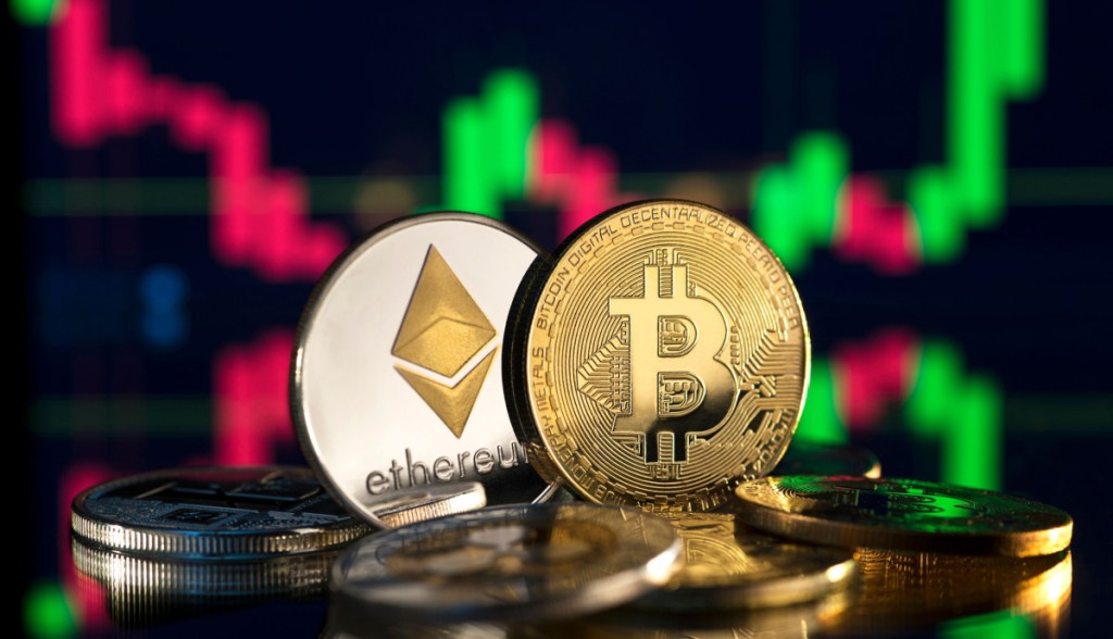 moeda de bitcoin e ethereum com gráfico ao fundo
