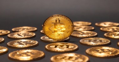 várias moedas de bitcoin sobre mesa