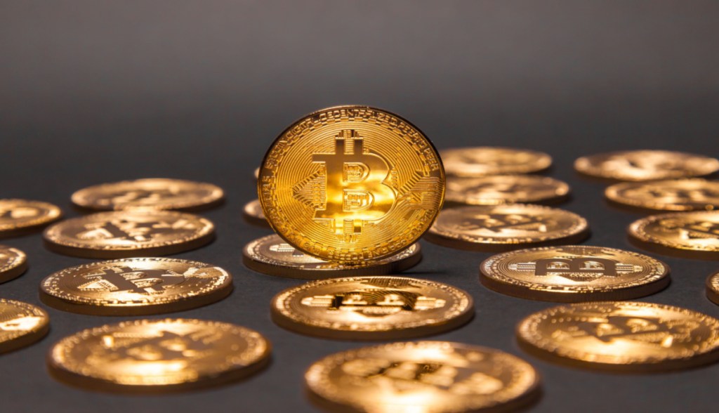 várias moedas de bitcoin sobre mesa