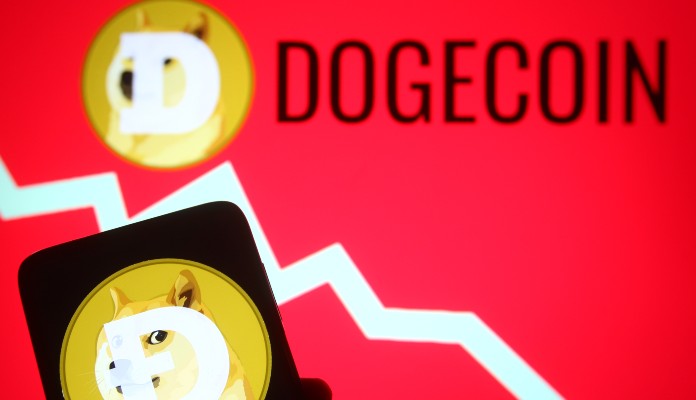 Moeda de Dogecoin e gráfico de queda de preço