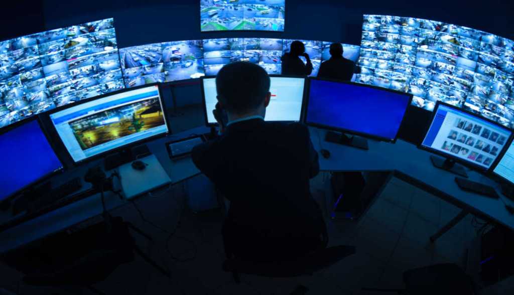 homem tela computador serviço secreto