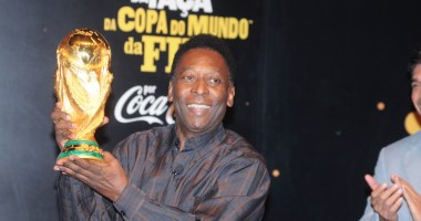 Pelé segura taça Fifa me evento