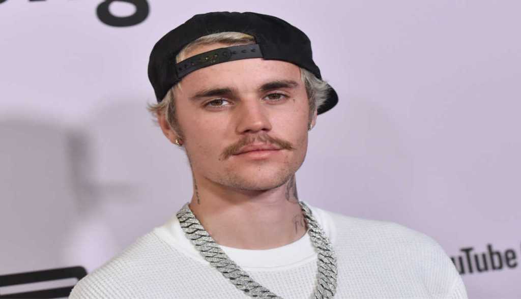 Imagem da matéria: Processo acusa empresa de NFTs de usar Justin Bieber, Madonna e Paris Hilton para manipular mercado