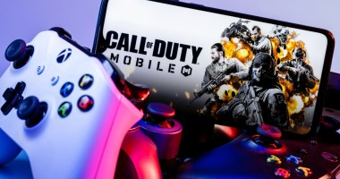 celular mostra ilustração do Call of Duty