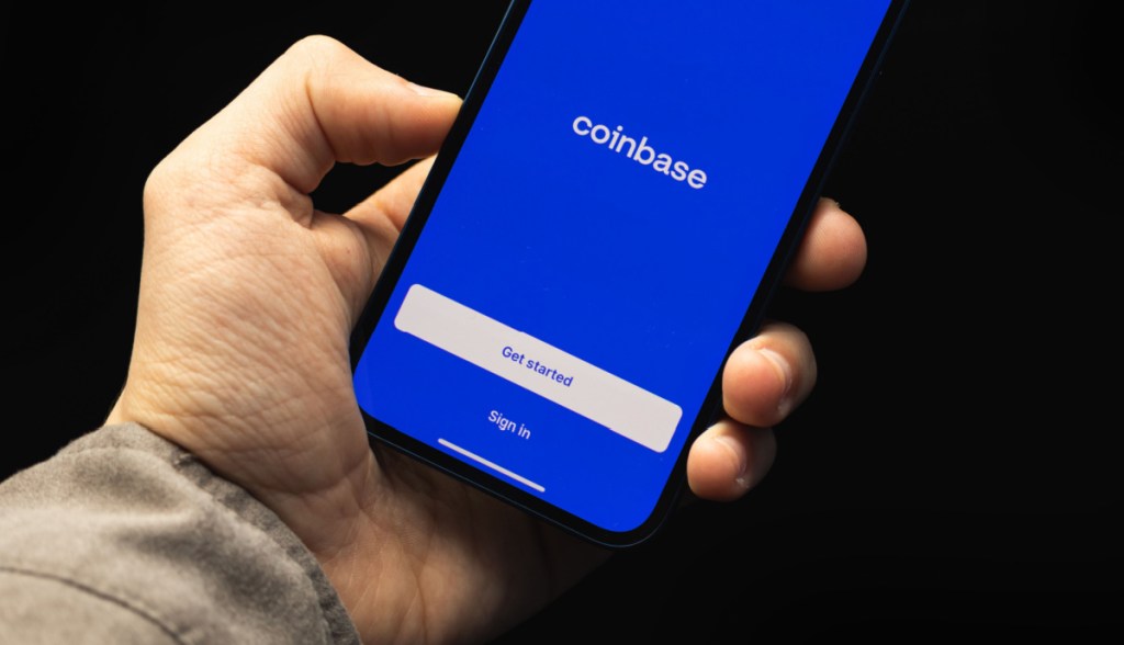 Imagem da matéria: Coinbase entra em guerra com Apple por cobrança de taxas na carteira da corretora