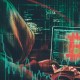Hacker de bitcoin e criptomoedas mexendo no notebook