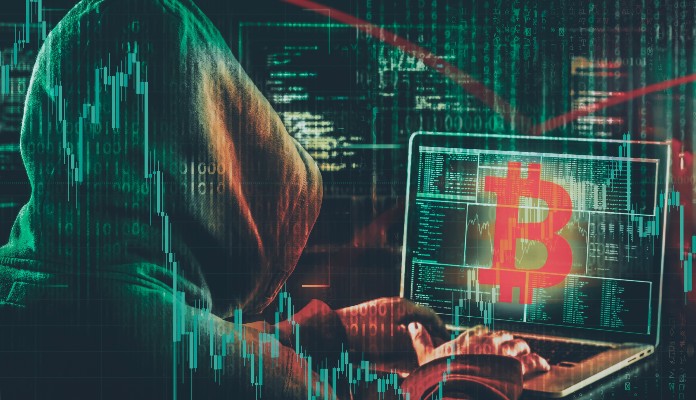Hacker de bitcoin e criptomoedas mexendo no notebook