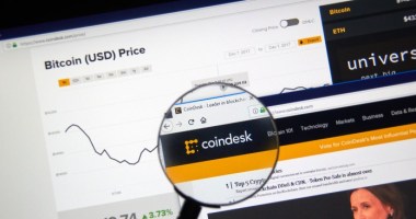 Imagem da matéria: Empresa financiada pela Binance pode comprar portal CoinDesk; criador da Cardano também está na briga