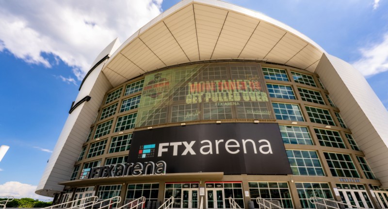 Visão frontal do estádio FTX Arena