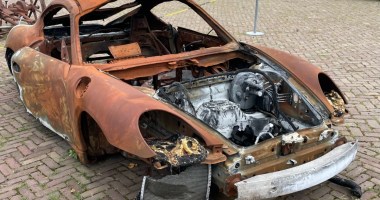 Carro da Porsche destruído após incêndio