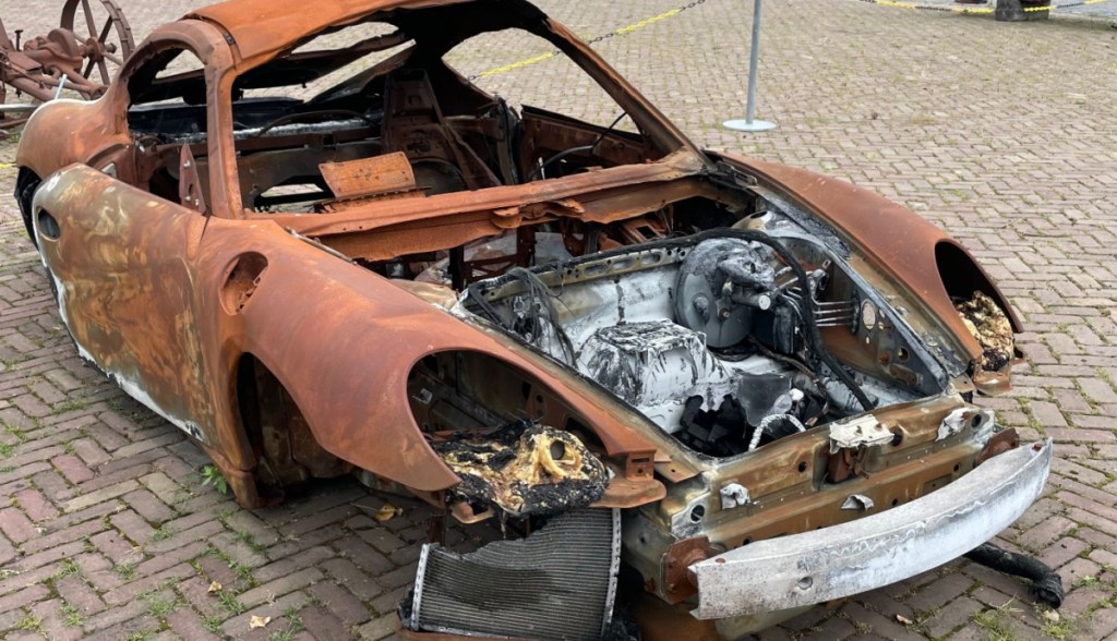 Carro da Porsche destruído após incêndio