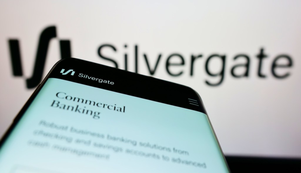 Smartphone e tela de computador alinhados mostram logotipo da Silvergate