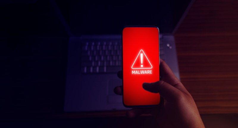 Tela vermelha de smartphone mostra o termo malware