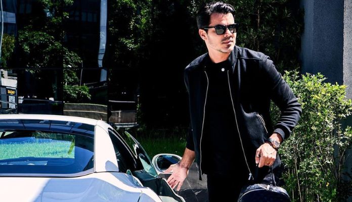 Antonio Neto Ais, criador da Braiscompany, abrindo porta de carro de luxo