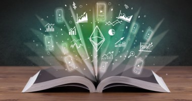 Hologramas saem de livro físico com destaque para símbolo ethereum