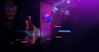 Jovem estende a mão para hologramas de smartphone e figuras geométricas em tons azuis e roxo de azul