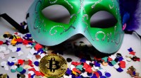 Moeda de bitcoin BTC entre confetes e máscara de carnaval