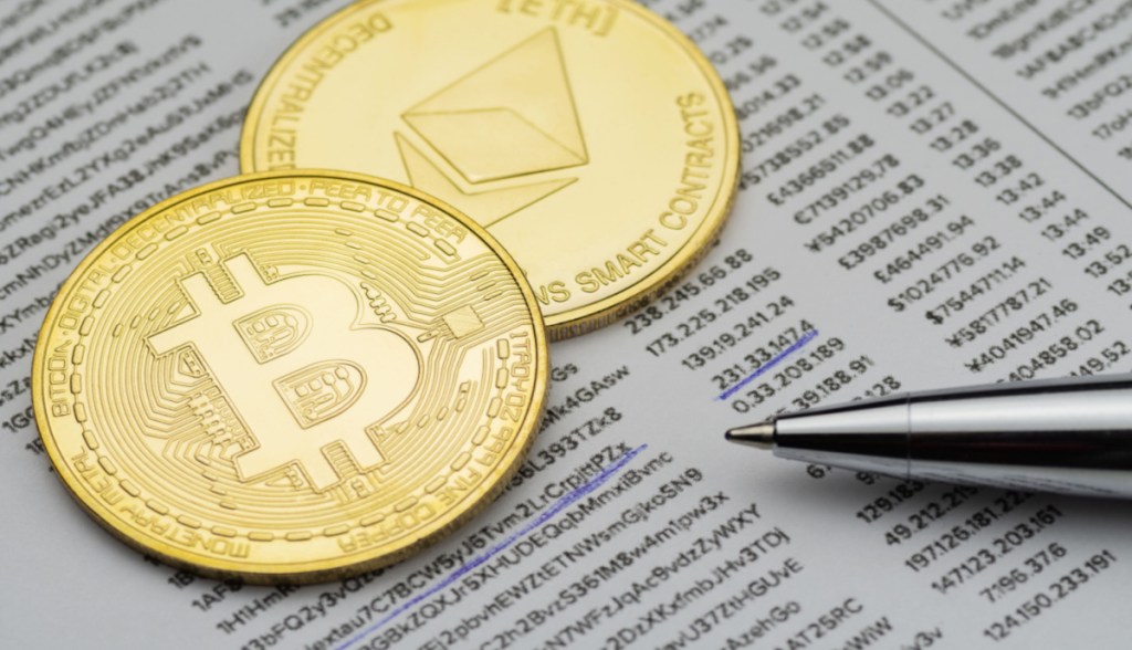 Moeda de bitcoin e ethereum e uma caneta sob lista com chaves privadas