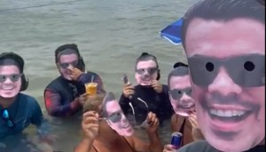 Pessoas em lagoa com máscaras com rosto de Antonio Neto Ais-Brasicompany