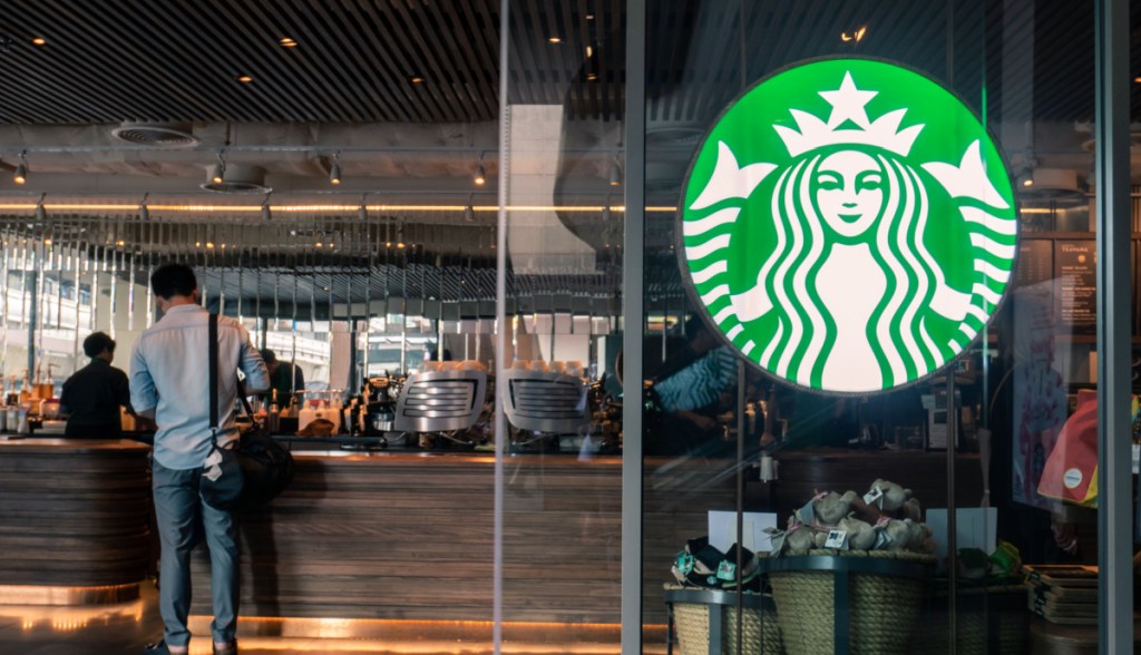 Homem comprando café em loja da Starbucks