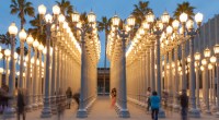 Vista do exterior do museu LACMA, em Los Angeles