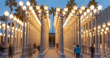 Vista do exterior do museu LACMA, em Los Angeles