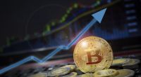 Bitcoin em gráfico de alta com seta azul apontado para o alto