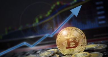 Bitcoin em gráfico de alta com seta azul apontado para o alto