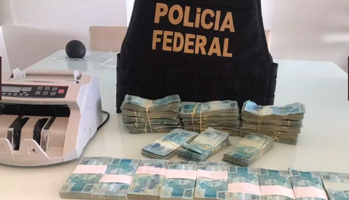 Bolos de dinheiro encontrados pela PF e RF operação