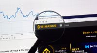 Lupa destaca nome Binance em tela de computador