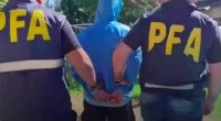Agentes da Polícia Federal da Argentina levando suspeito até viatura