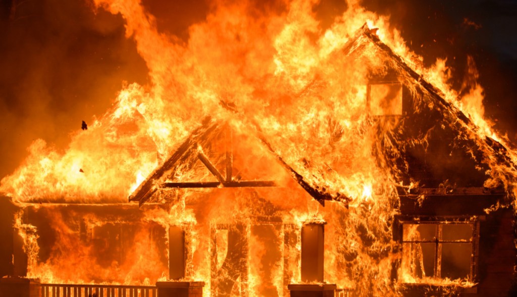Casa pegando fogo