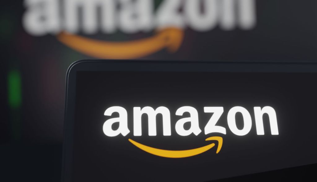 Celular com logotipo da Amazon
