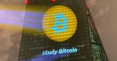 Logotipo do Bitcoin projetado no prédio do Banco Central Europeu com a frase "Study Bitcoin"