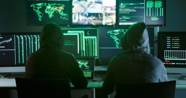 hackers em frente a computadores