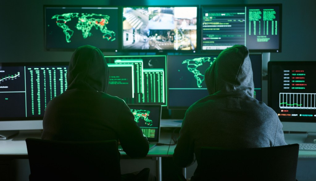 hackers em frente a computadores