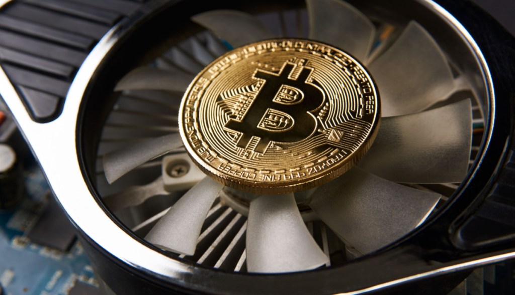 moeda de bitcoin no centro de um cooler de minerador