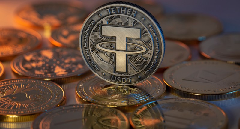 Moeda de Tether apoiada sobre outras deitadas