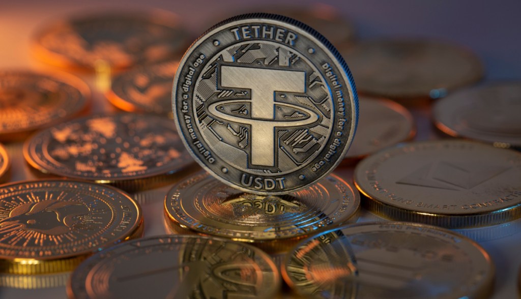 Moeda de Tether apoiada sobre outras deitadas