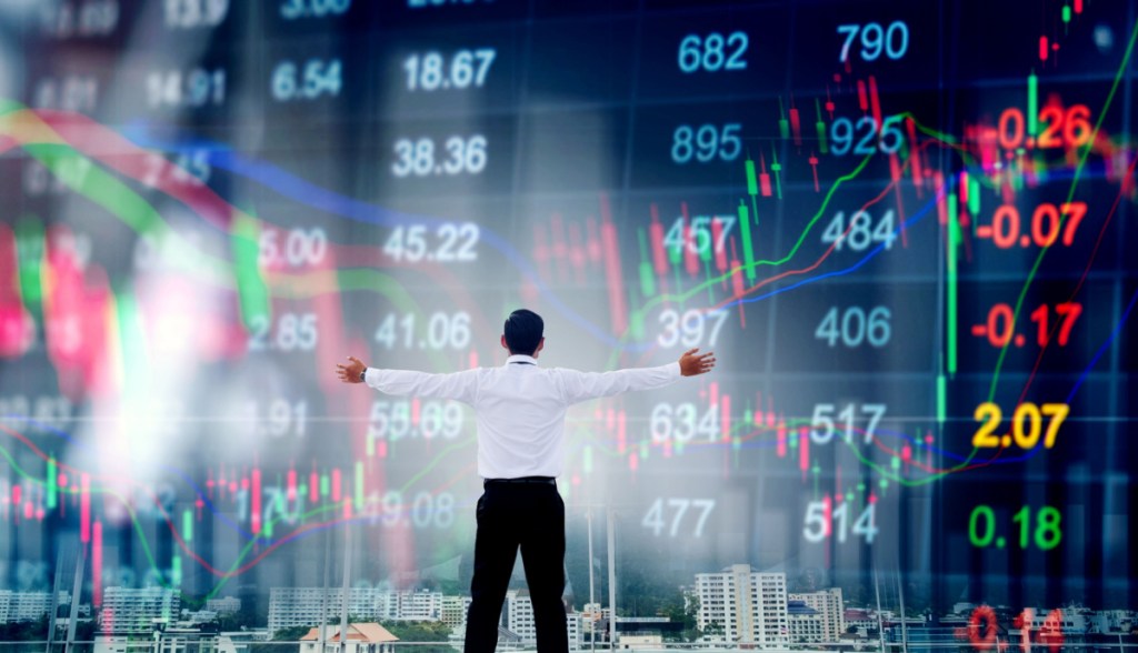 trader de braços abertos gráficos