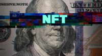 Faixa borrada com sigla NFT sob nota de dólar