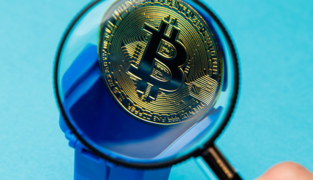Lupa sob moeda de Bitcoin
