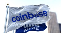 Bandeira com o logotipo da Coinbase se mov eao ar l ivre