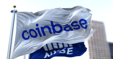 Bandeira com o logotipo da Coinbase se mov eao ar l ivre