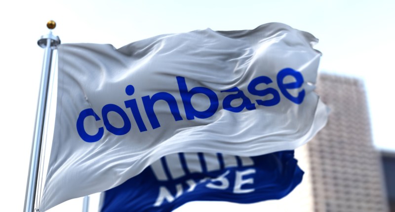 Bandeira com o logotipo da Coinbase se mov eao ar l ivre