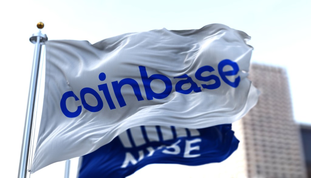 Bandeira com o logotipo da Coinbase se mov eao ar l ivre