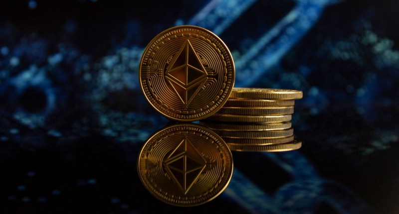 Moedas de ethereum à frente de ilustração de cadeado