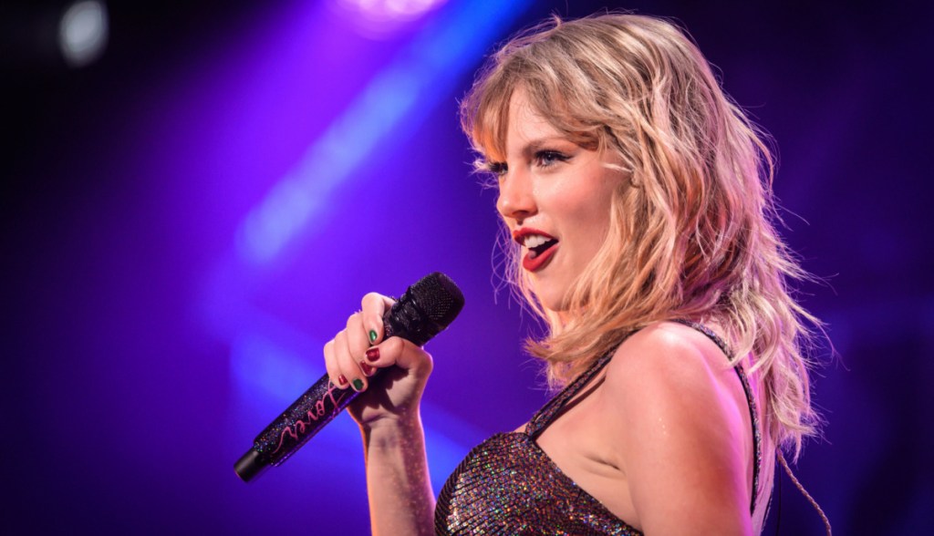 Taylor Swift de perfil se apresentando em show