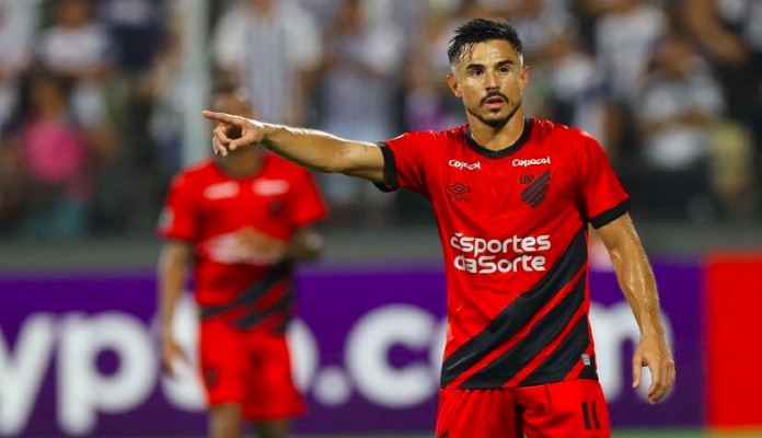 William Bigode durante partida de futebol defendendo o Club Athletico Paranaense